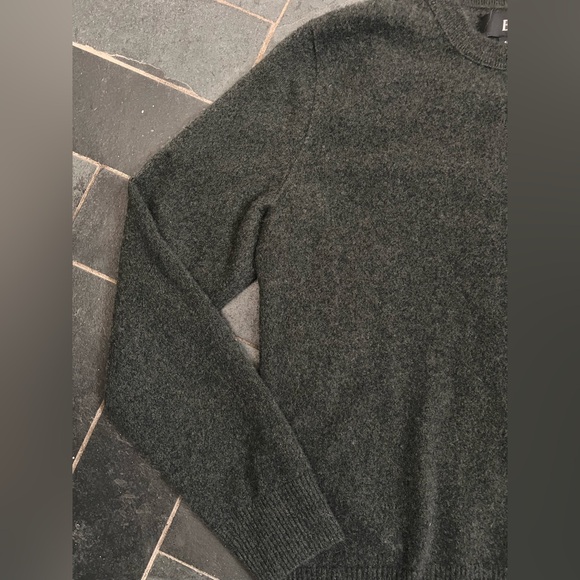 Banana Republic dark gray cashmere pullover crewneck sweater size medium - Picture 3 of 5